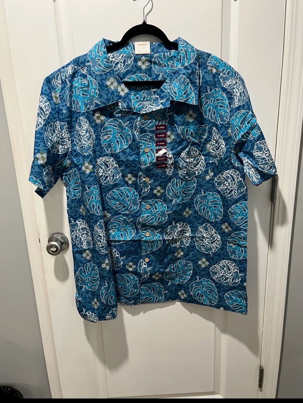 Barefoot in Paradise Men's Blue Palm
100% Cotton Hawaiian Button Up Shirt